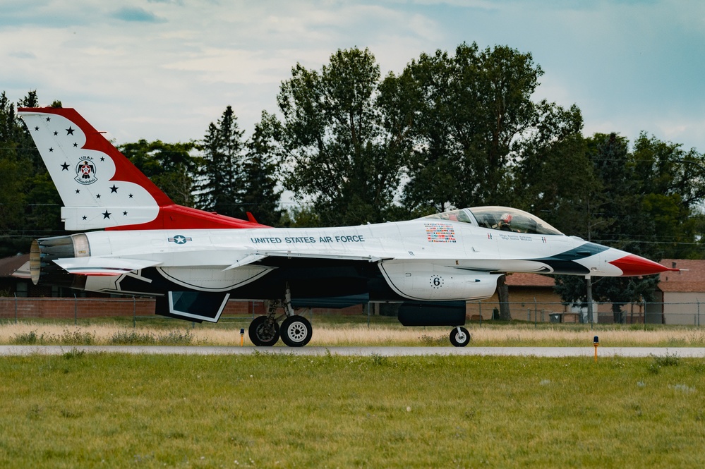 The Thunderbirds arrive at the Wyoming Air National Guard base