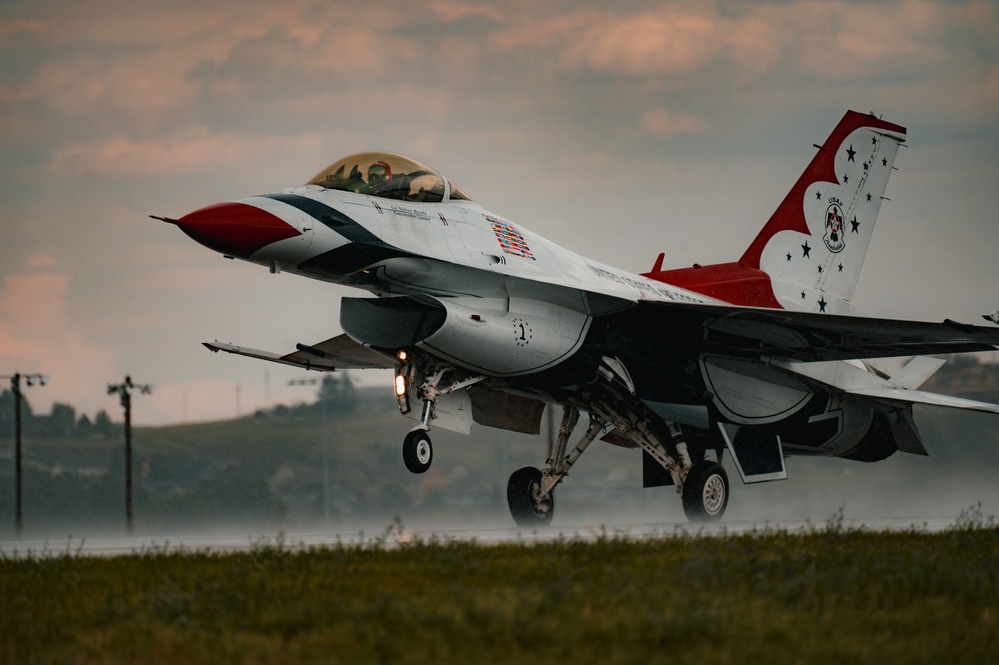 The Thunderbirds arrive at the Wyoming Air National Guard base