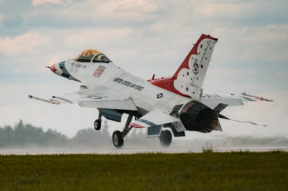 The Thunderbirds arrive at the Wyoming Air National Guard base
