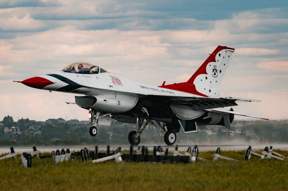 The Thunderbirds arrive at the Wyoming Air National Guard base