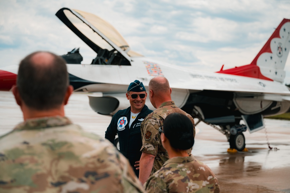 The Thunderbirds arrive at the Wyoming Air National Guard base