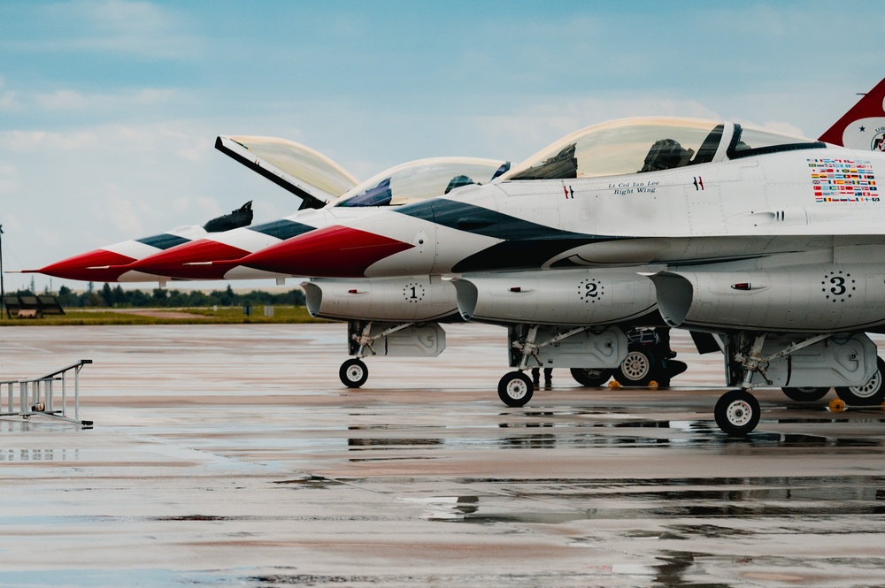 The Thunderbirds arrive at the Wyoming Air National Guard base