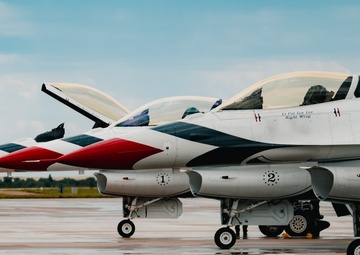 The Thunderbirds arrive at the Wyoming Air National Guard base
