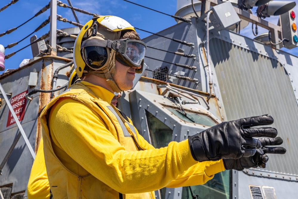 USS Mahan (DDG 72) Conducts Flight Quarters with HSC-9