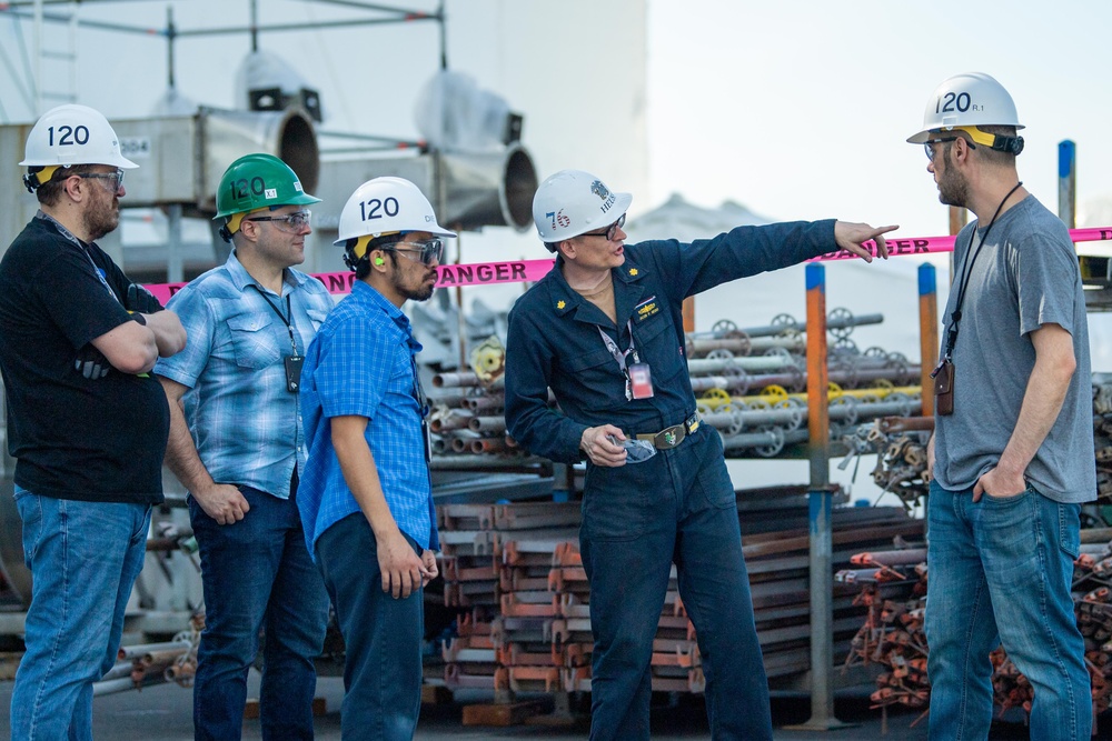 Reagan Sailor gives PSNS workers tour