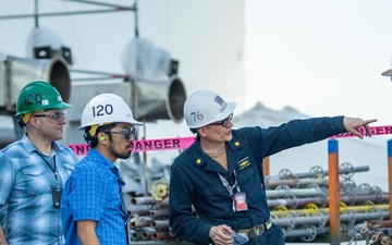 Reagan Sailor gives PSNS workers tour