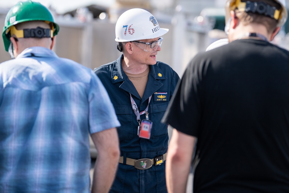 Reagan Sailor gives PSNS workers tour