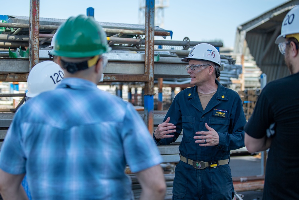 Reagan Sailor gives PSNS workers tour