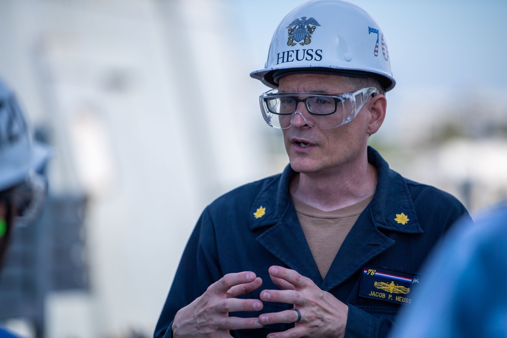 Reagan Sailor gives PSNS workers tour