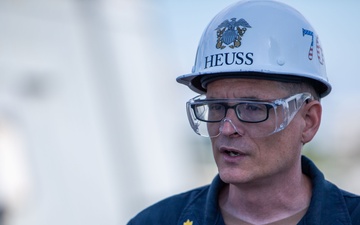 Reagan Sailor gives PSNS workers tour