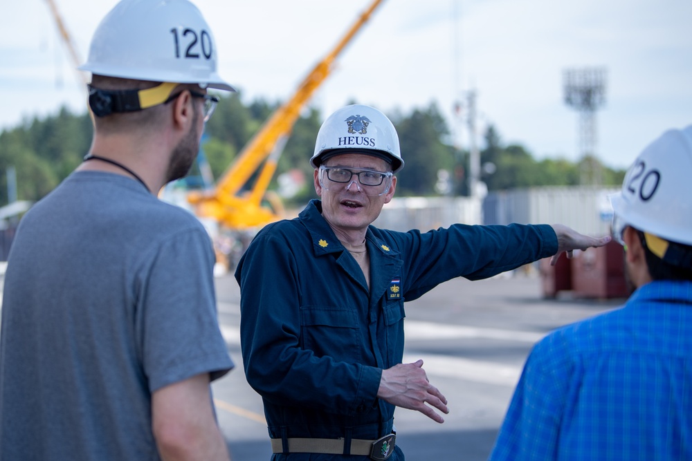Reagan Sailor gives PSNS workers tour