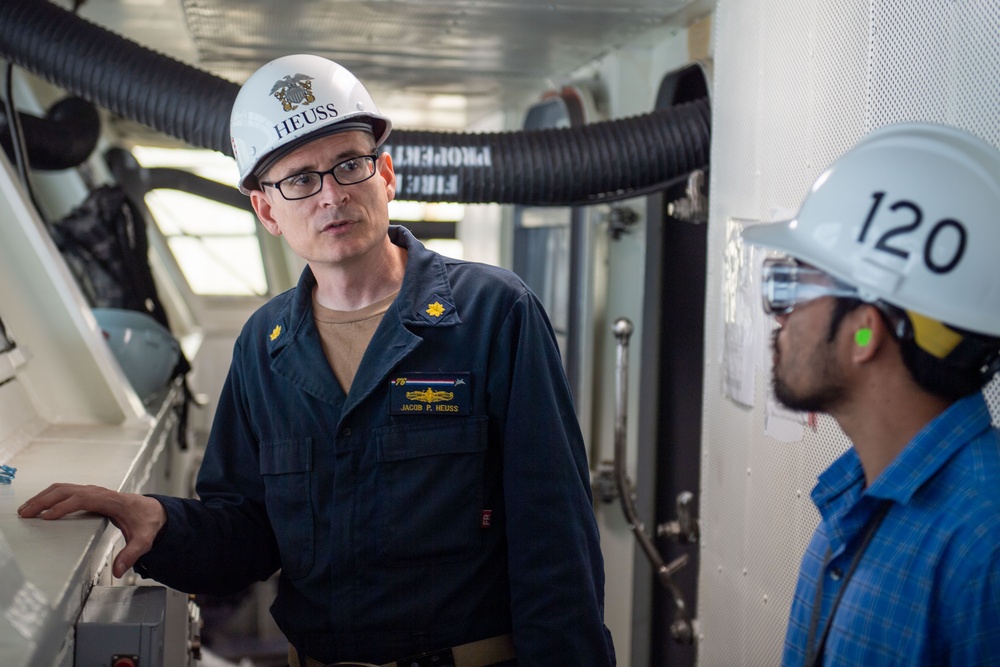 Reagan Sailor gives PSNS workers tour