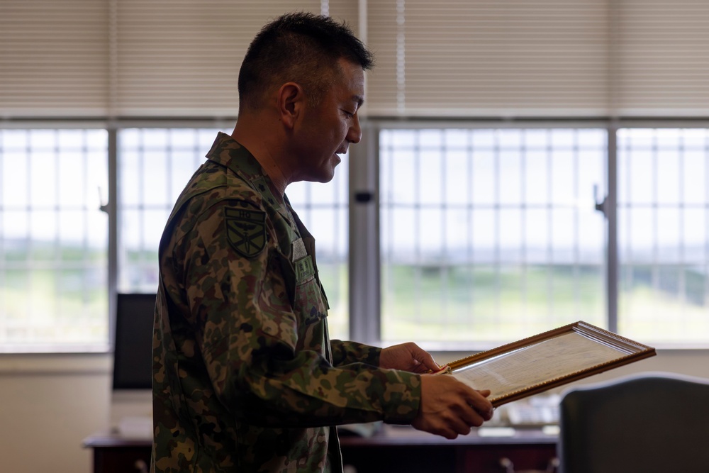 Japan Ground Self-Defense Force presents certificate of appreciation to U.S. Marine Corps 3D Marine Expeditionary Brigade commanding general