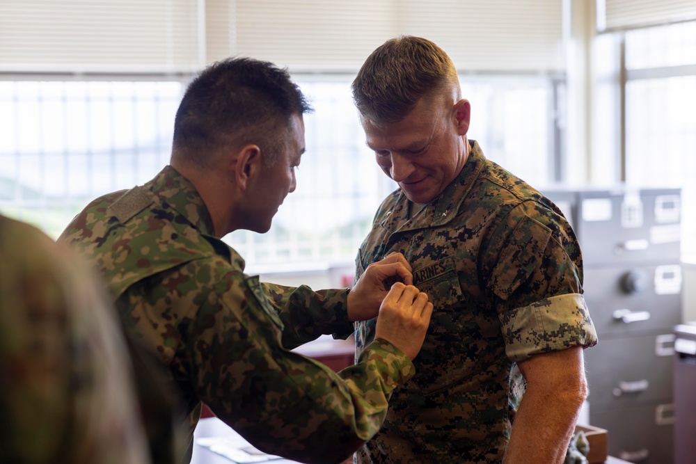 Japan Ground Self-Defense Force presents certificate of appreciation to U.S. Marine Corps 3D Marine Expeditionary Brigade commanding general
