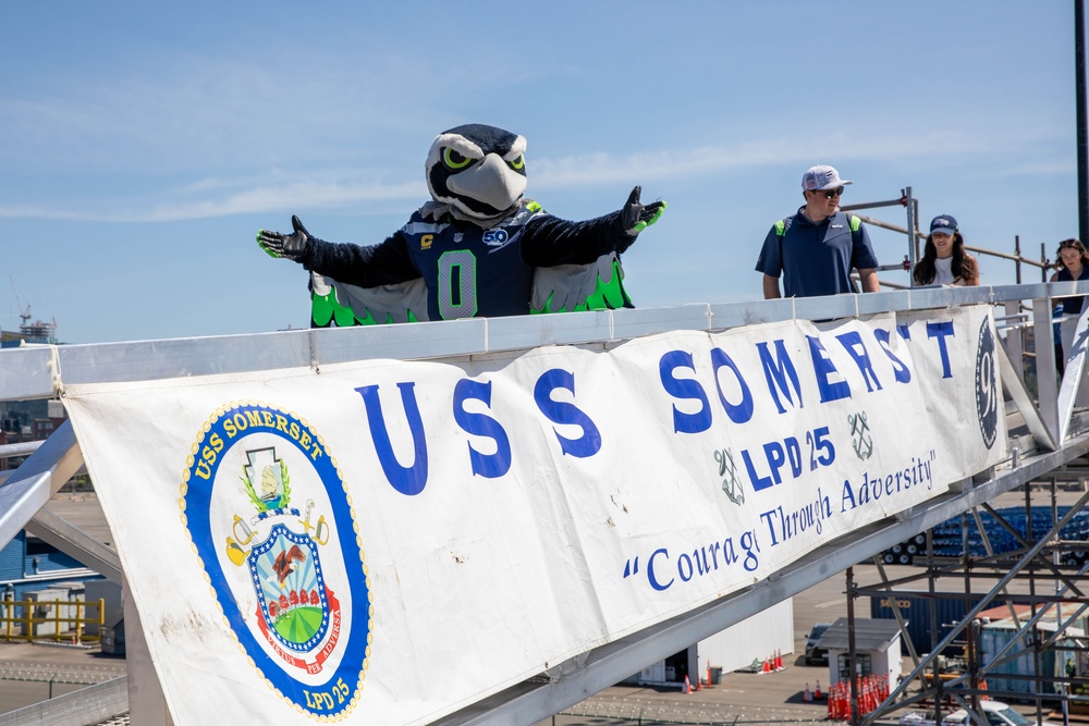 Seattle Seahawks visit USS Somerset (LPD 25) during Seattle Seafair Fleet Week 2025