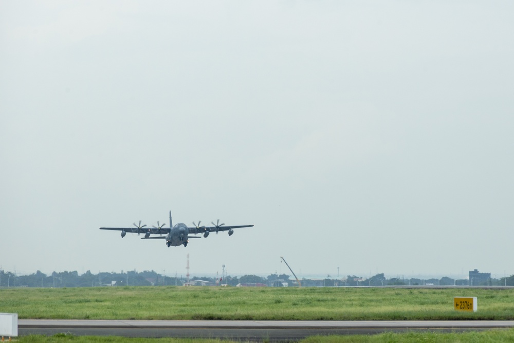 MRF-D assists with urgent lifesaving support to the Philippines