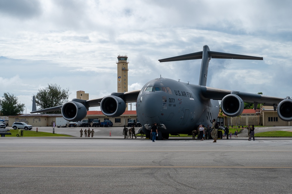Team Andersen hosts Pet the Jet during REFORPAC 2025
