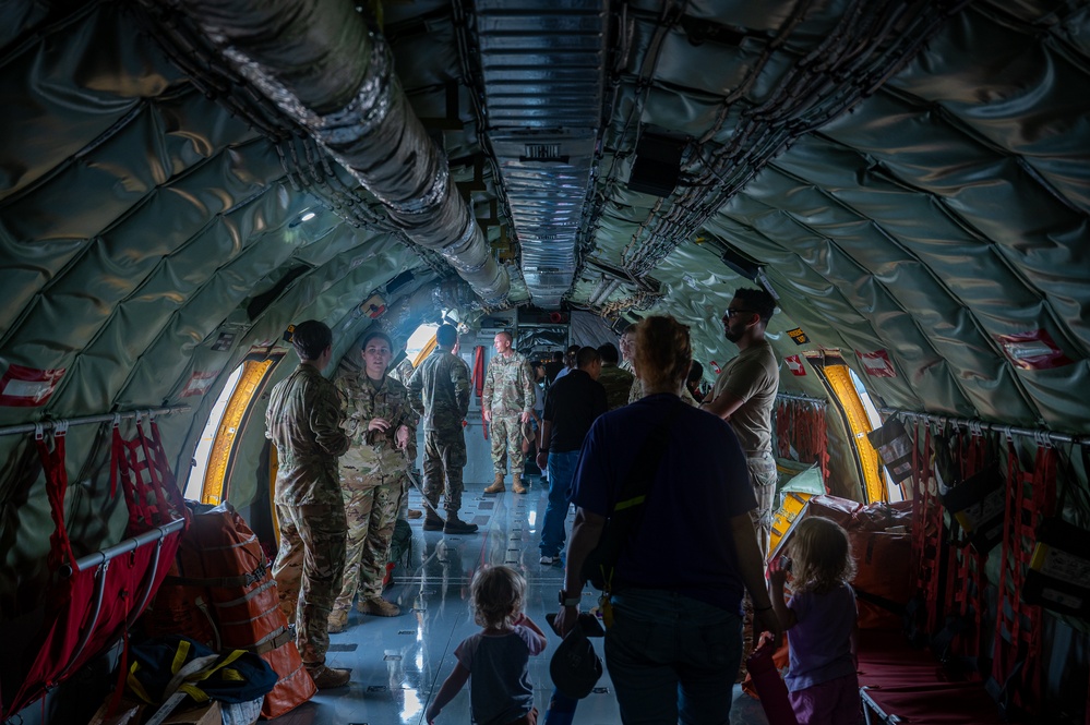 Team Andersen hosts Pet the Jet during REFORPAC 2025