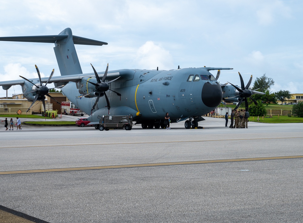 Team Andersen hosts Pet the Jet during REFORPAC 2025
