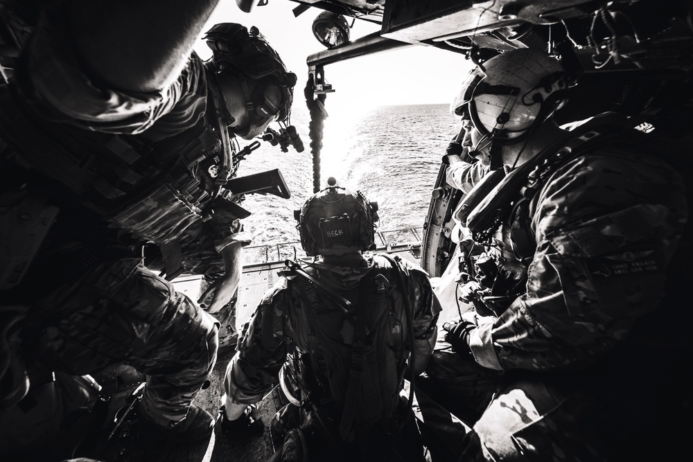 EODMU 5 and HSC-12 Conduct Fast-rope Exercises with USNS Alan Shepard