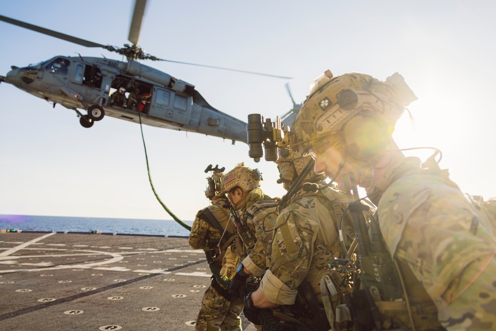 EODMU 5 and HSC-12 Conduct Fast-rope Exercises with USNS Alan Shepard