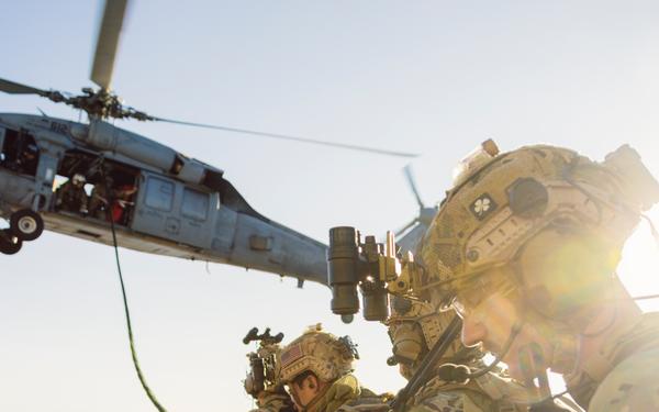 EODMU 5 and HSC-12 Conduct Fast-rope Exercises with USNS Alan Shepard