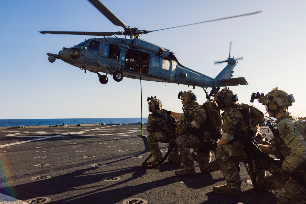EODMU 5 and HSC-12 Conduct Fast-rope Exercises with USNS Alan Shepard