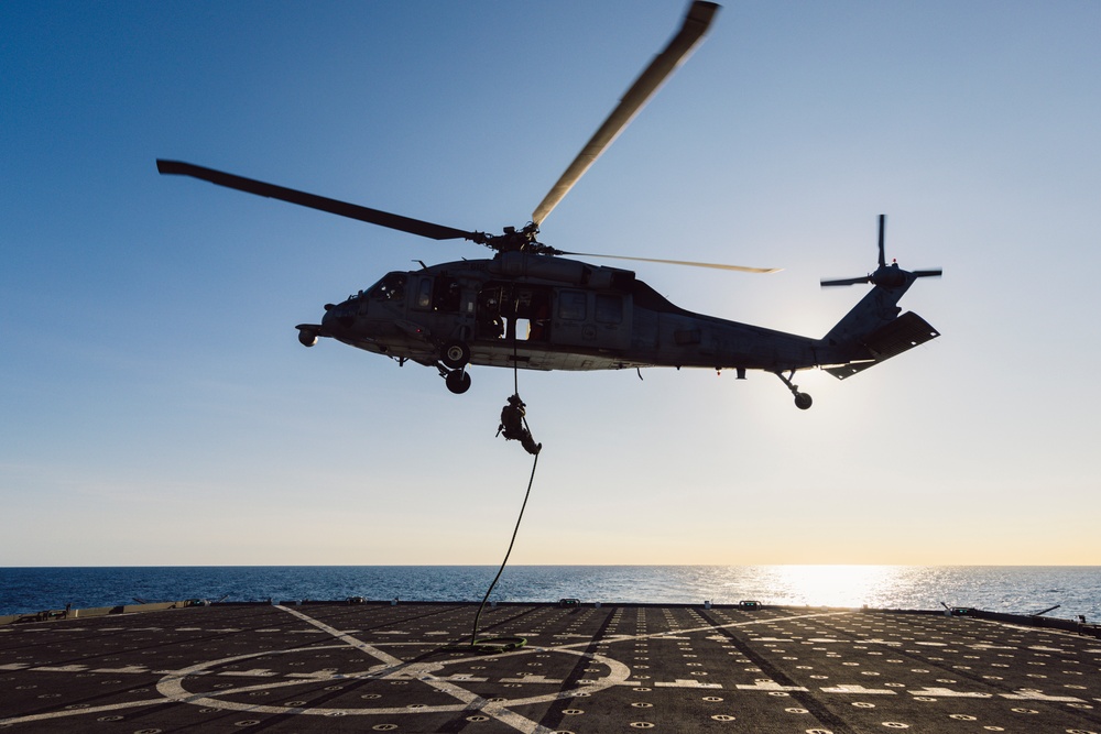EODMU 5 and HSC-12 Conduct Fast-rope Exercises with USNS Alan Shepard