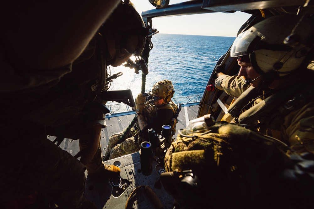 EODMU 5 and HSC-12 Conduct Fast-rope Exercises with USNS Alan Shepard