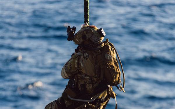 EODMU 5 and HSC-12 Conduct Fast-rope Exercises with USNS Alan Shepard