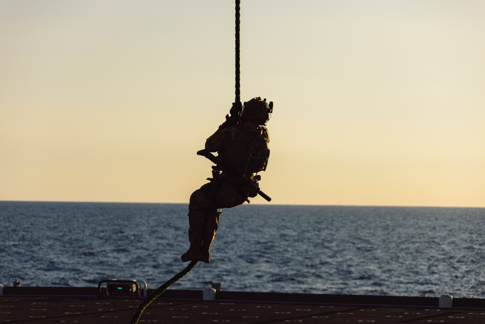 EODMU 5 and HSC-12 Conduct Fast-rope Exercises with USNS Alan Shepard