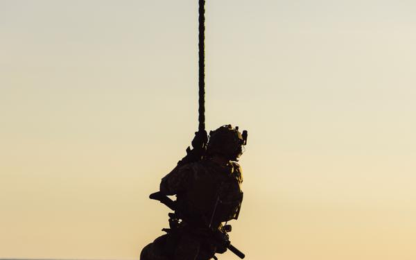 EODMU 5 and HSC-12 Conduct Fast-rope Exercises with USNS Alan Shepard