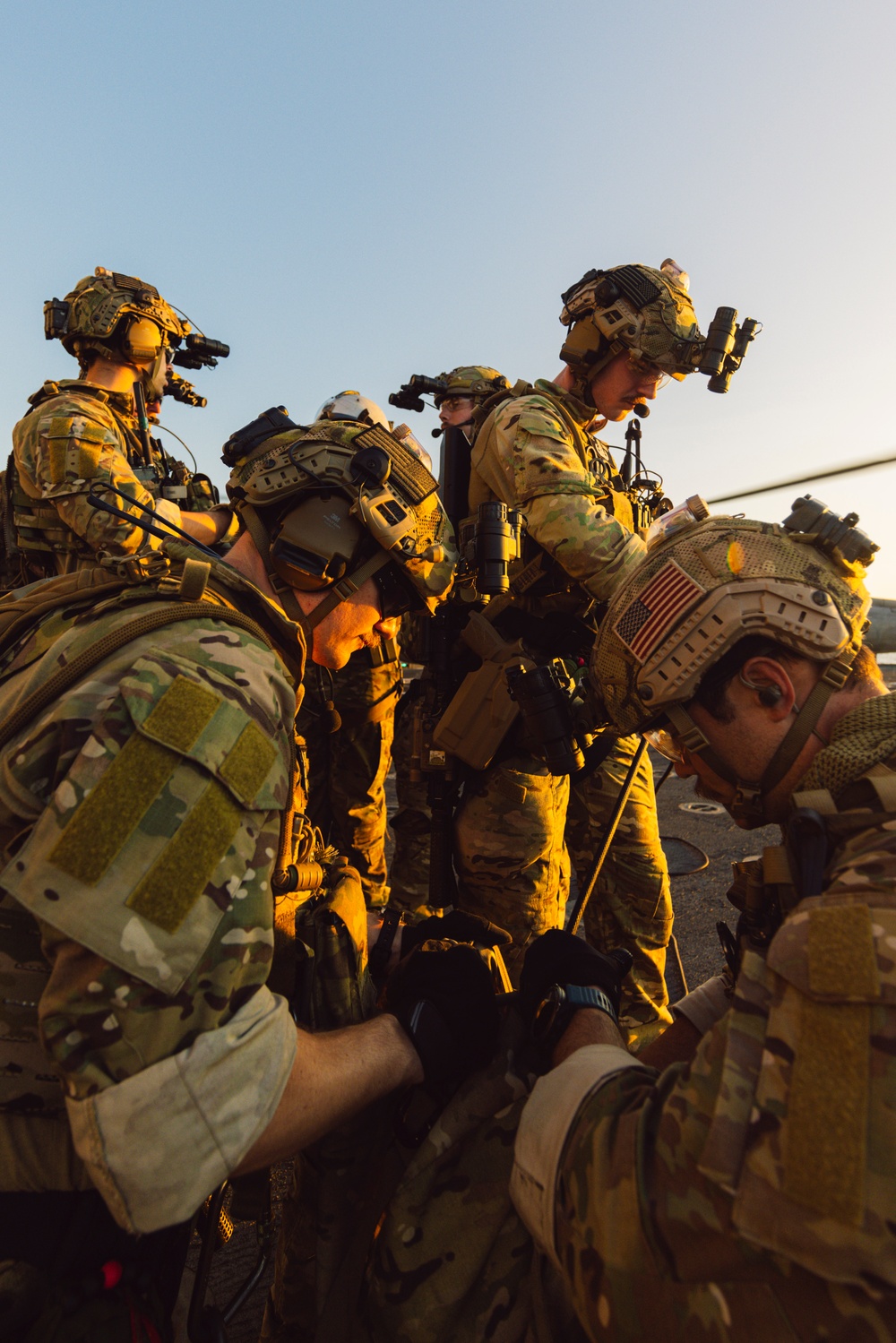 EODMU 5 and HSC-12 Conduct Fast-rope Exercises with USNS Alan Shepard
