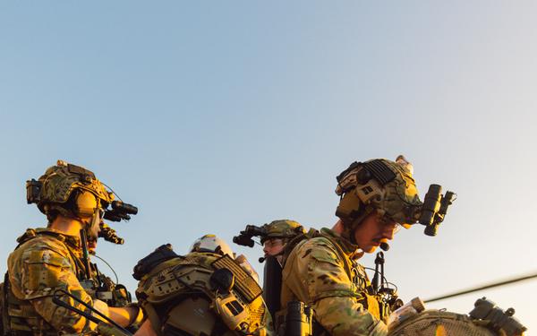 EODMU 5 and HSC-12 Conduct Fast-rope Exercises with USNS Alan Shepard