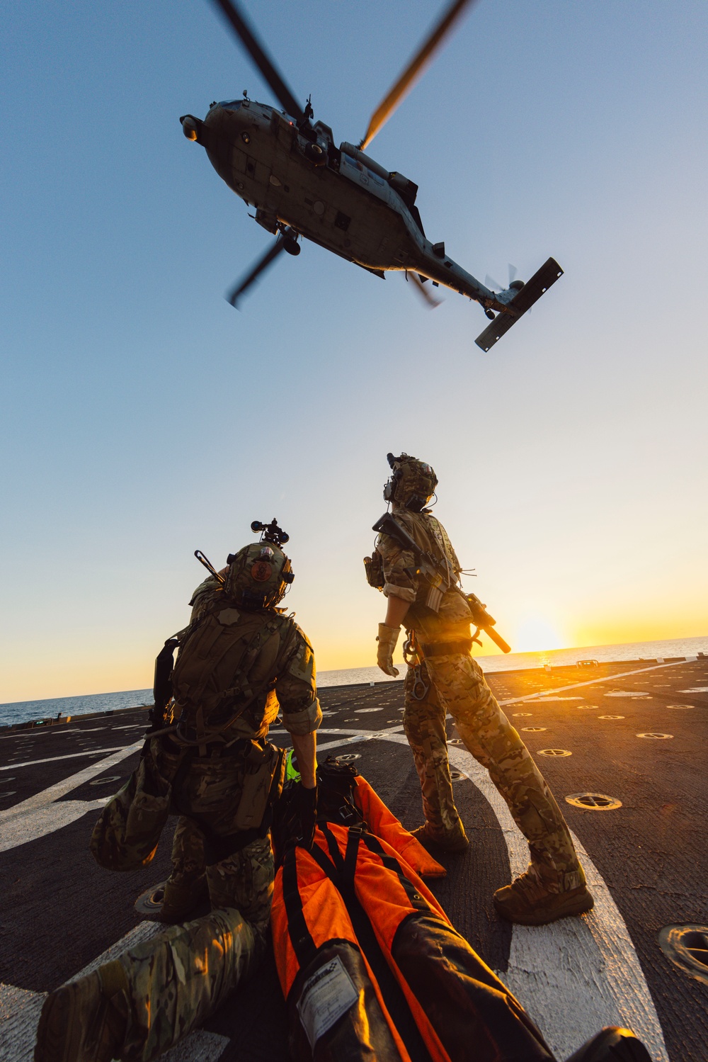 EODMU 5 and HSC-12 Conduct Fast-rope Exercises with USNS Alan Shepard