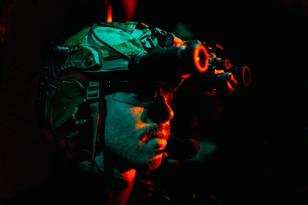 EODMU 5 and HSC-12 Conduct Fast-rope Exercises with USNS Alan Shepard