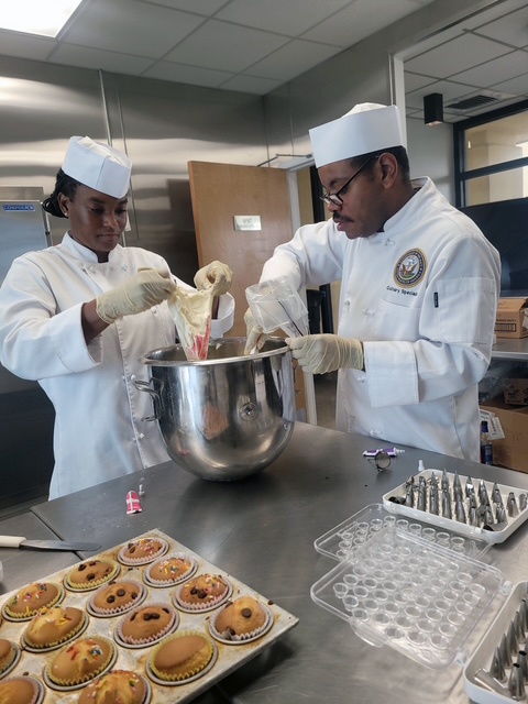 CS1 Smith hosts cake decorating class