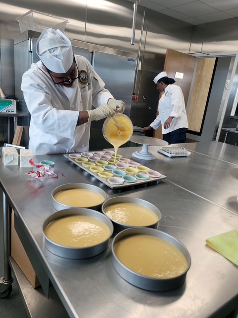 CS1 Smith hosts cake decorating class