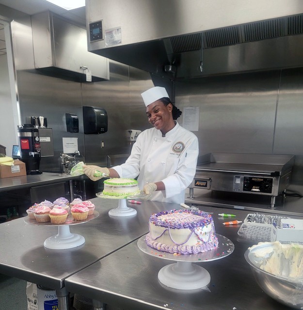 CS1 Smith hosts cake decorating class