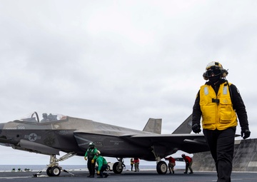 Abraham Lincoln conducts flight operations