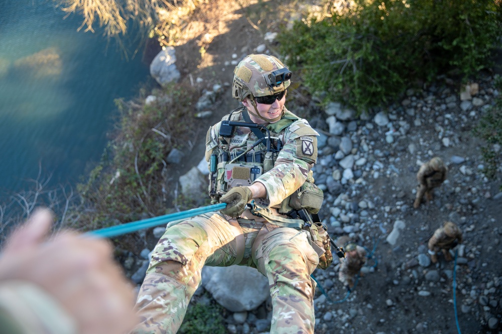 SV25 Free Fall Rappel Training