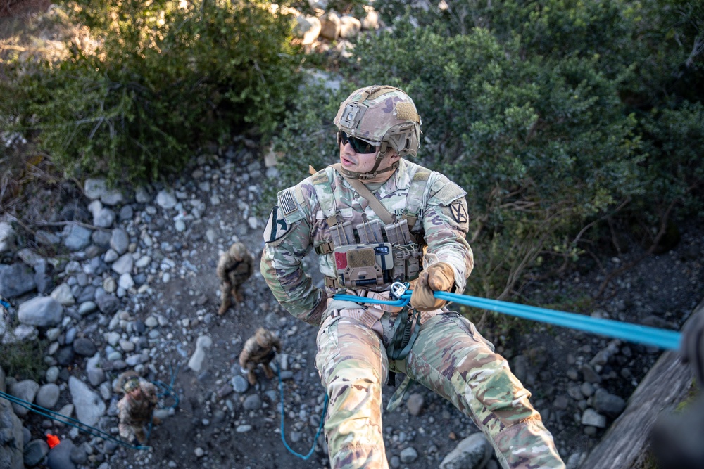 SV25 Free Fall Rappel Training
