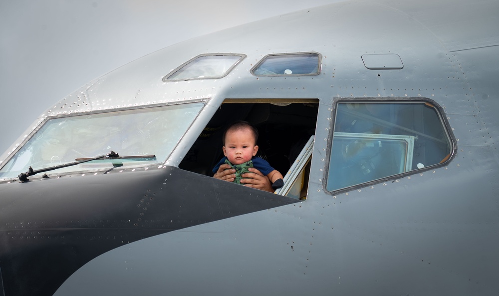 Team Andersen host REFORPAC ‘Pet the Jet’ event