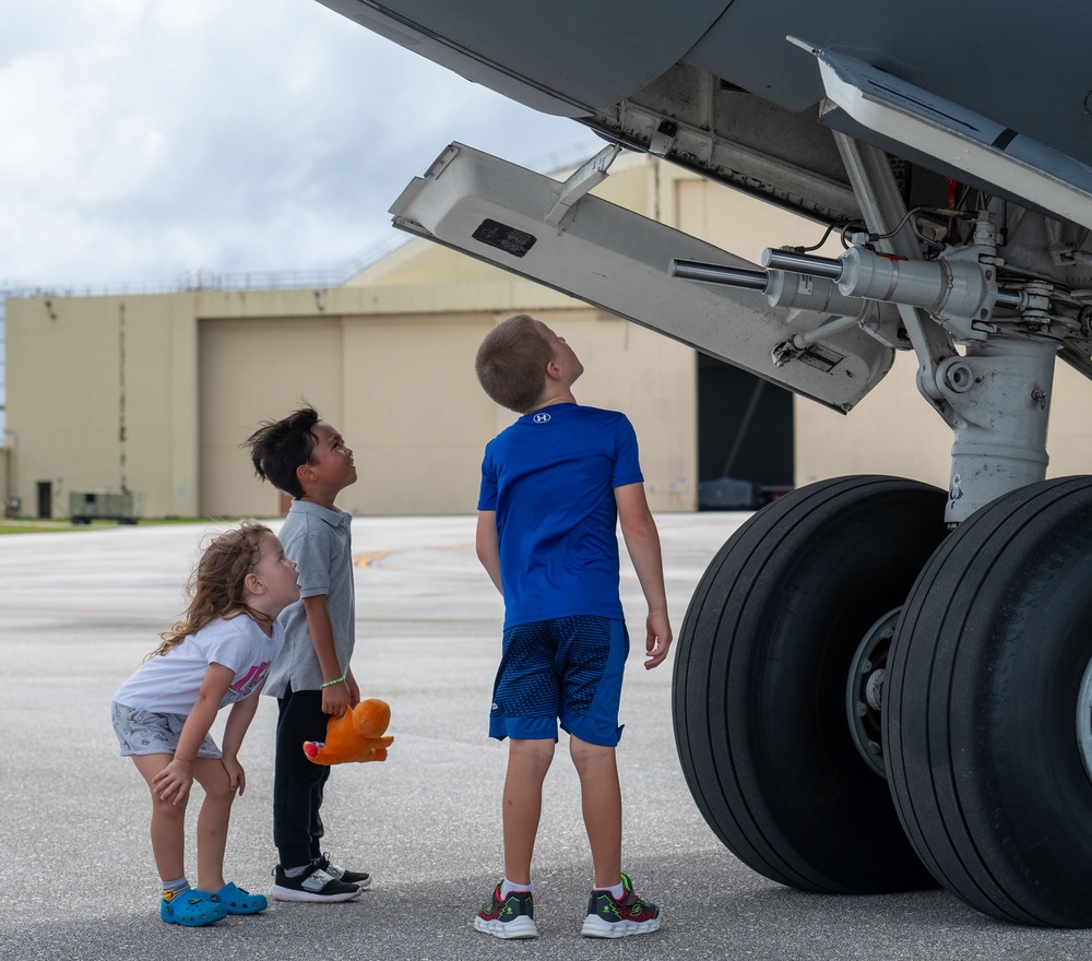 Team Andersen host REFORPAC ‘Pet the Jet’ event