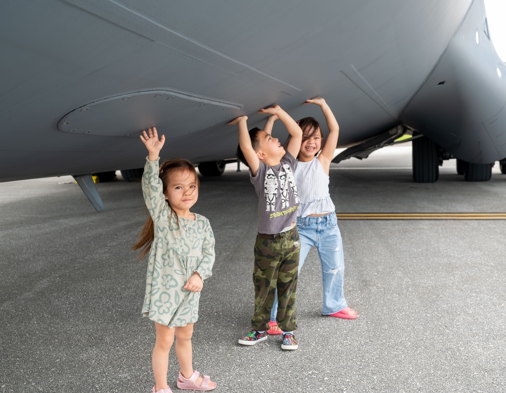 Team Andersen host REFORPAC ‘Pet the Jet’ event
