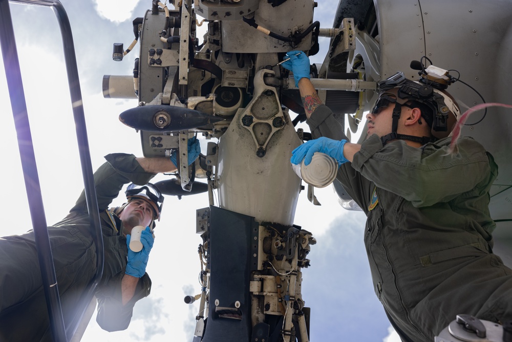 VMM-262 Marines maintain MV-22B Osprey