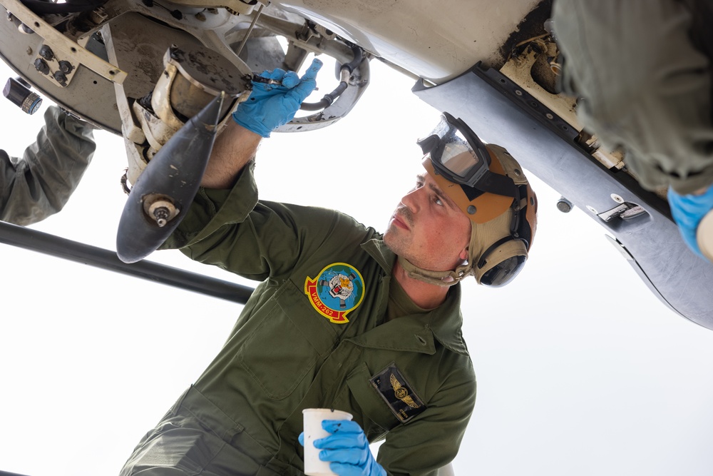 VMM-262 Marines maintain MV-22B Osprey