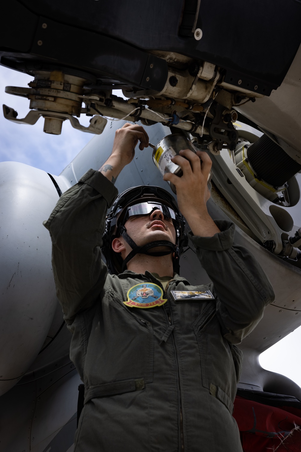 VMM-262 Marines maintain MV-22B Osprey