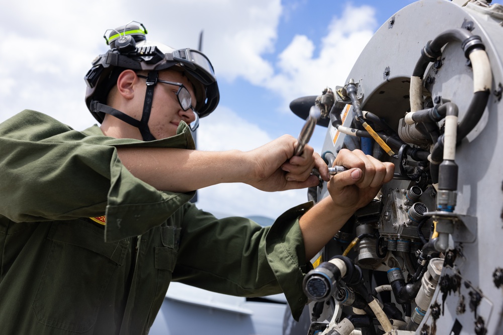 VMM-262 Marines maintain MV-22B Osprey