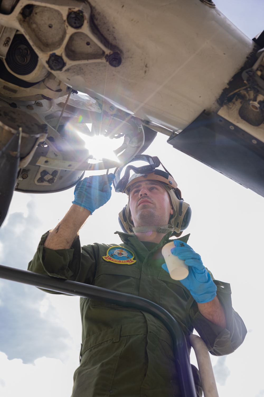 VMM-262 Marines maintain MV-22B Osprey